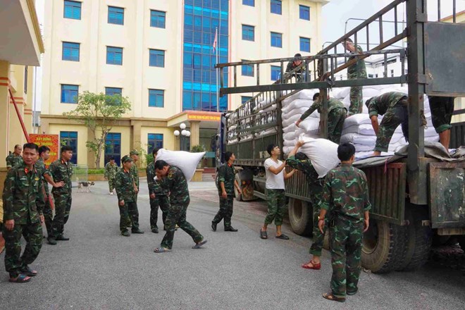 Cao Bằng nhận 600 tấn gạo và hàng hóa để cấp phát cho dân