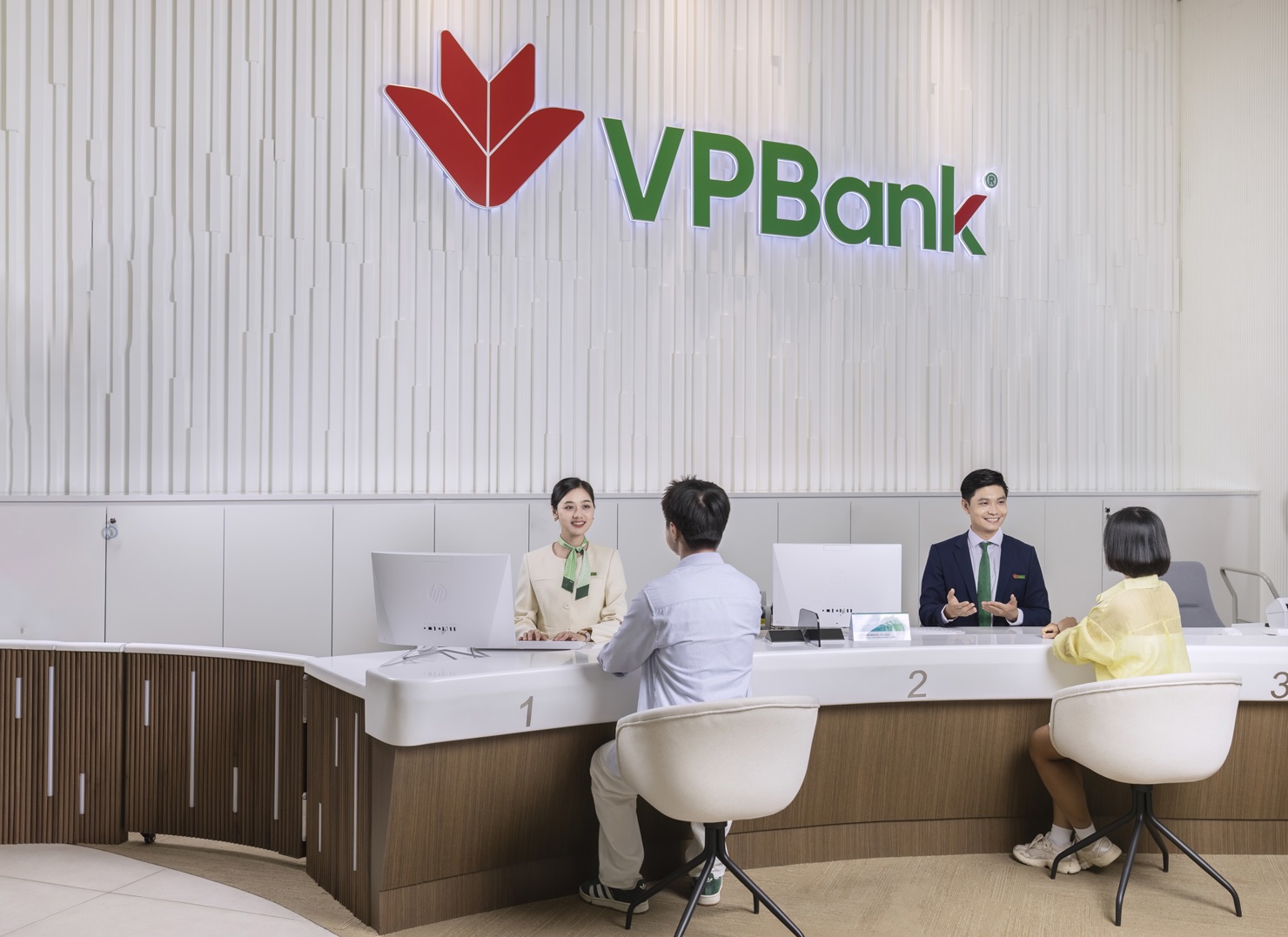 Nhân viên VPBank tư vấn giải pháp tài chính cho khách hàng cá nhân tại chi nhánh Hà Nội.