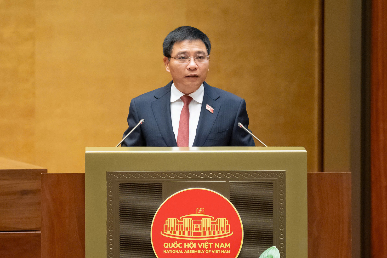 Bộ trưởng Bộ Tài chính Nguyễn Văn Thắng trình bày Tờ trình của Chính phủ.