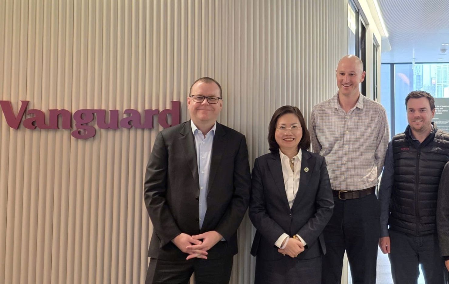 Chủ tịch UBCKNN chụp ảnh cùng đại diện Quỹ  Đầu tư toàn cầuVanguard.