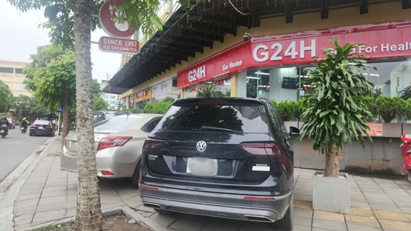 Nhiều phương tiện đỗ trên vỉa hè phố Hoàng Quán Chi chiếm hết lối đi bộ của người dân. Ảnh: Minh Hạnh