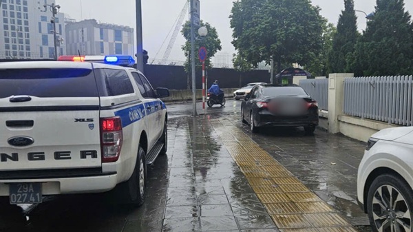 Lực lượng CSGT Đội 6 triển khai tuyên truyền dẹp các điểm trông giữ xe trái phép trên đường Hoàng Quán Chi. Ảnh: Minh Hạnh