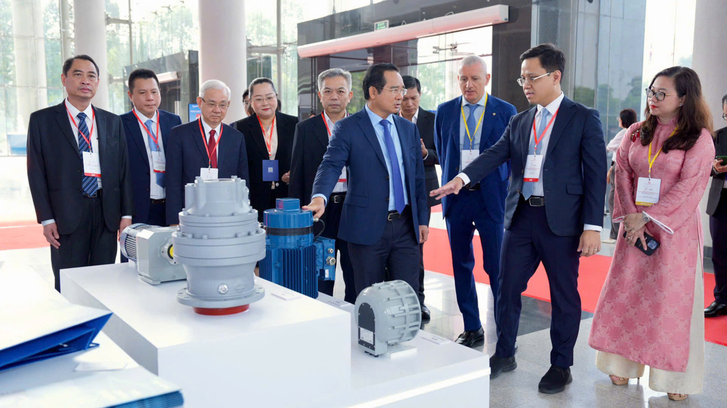 Các đại biểu tham quan gian hàng tại Diễn đàn. Ảnh: Thu Dịu