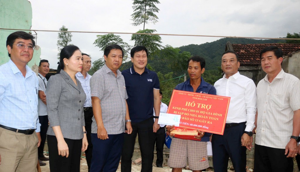 Bí thư Tỉnh ủy Lương Nguyễn Minh Triết thăm hỏi, trao quà cho bà con; đồng thời mong muốn bà con nỗ lực vượt qua khó khăn, sớm dựng lại nhà cửa để ổn định cuộc sống và sản xuất (Ảnh: T.Loan) Bí thư Tỉnh ủy Lương Nguyễn Minh Triết thăm hỏi, trao quà cho bà con; đồng thời mong muốn bà con nỗ lực vượt qua khó khăn, sớm dựng lại nhà cửa để ổn định cuộc sống và sản xuất (Ảnh: T.Loan)