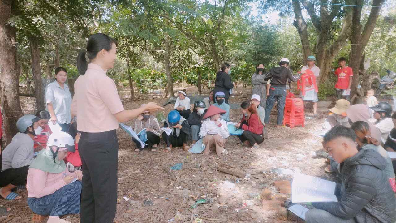 Các học viên chăm chú nghe giáo viên hướng dẫn về cách thức chăn nuôi. Ảnh: Bảo Lâm