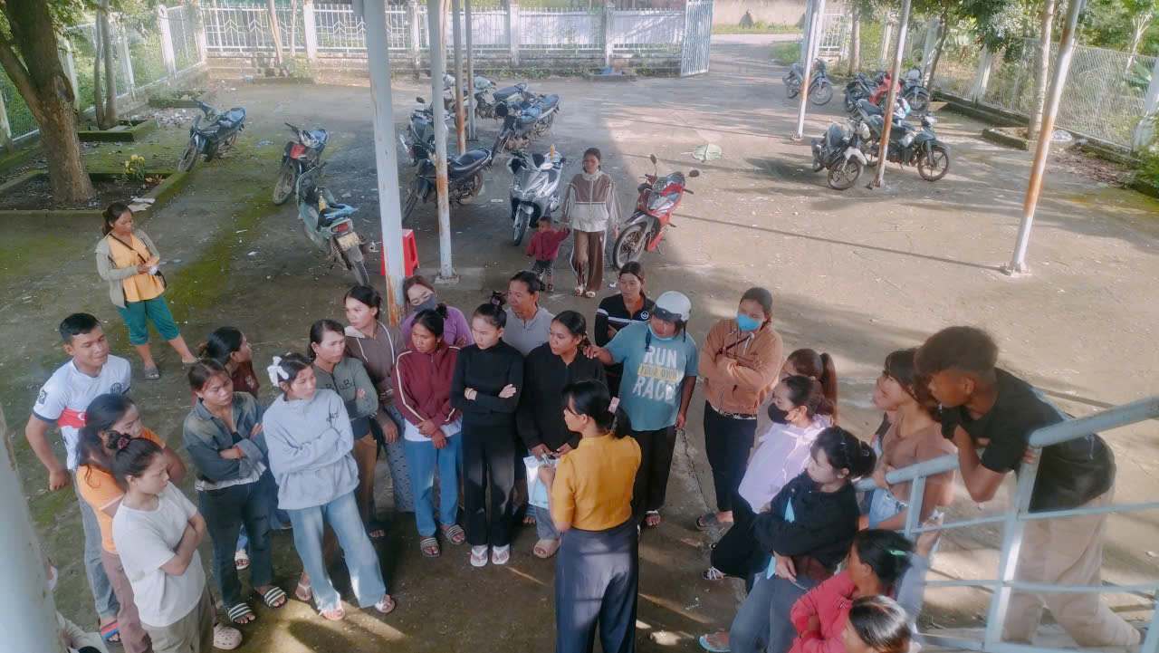 Các học viên tập trung tham gia học nghề chăn nuôi ngay tại thôn, buôn. Ảnh: Bảo Lâm