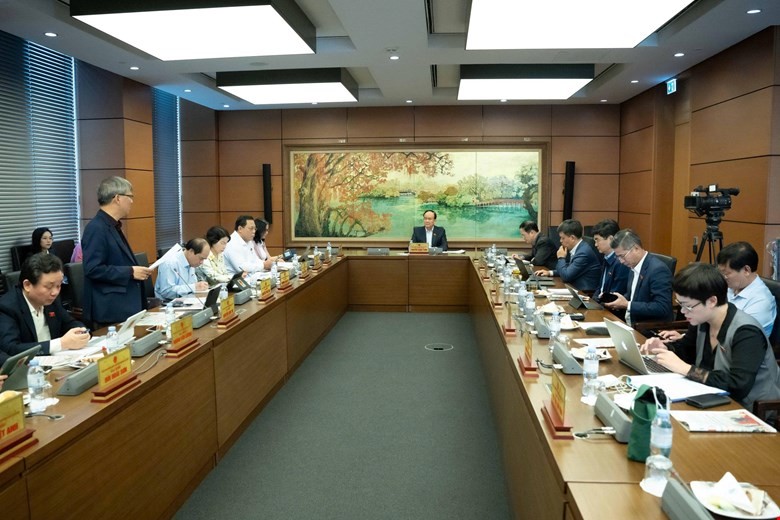 Đảm bảo chế độ thỏa đáng cho nhân viên y tế thôn bản Đảm bảo chế độ thỏa đáng cho nhân viên y tế thôn bản