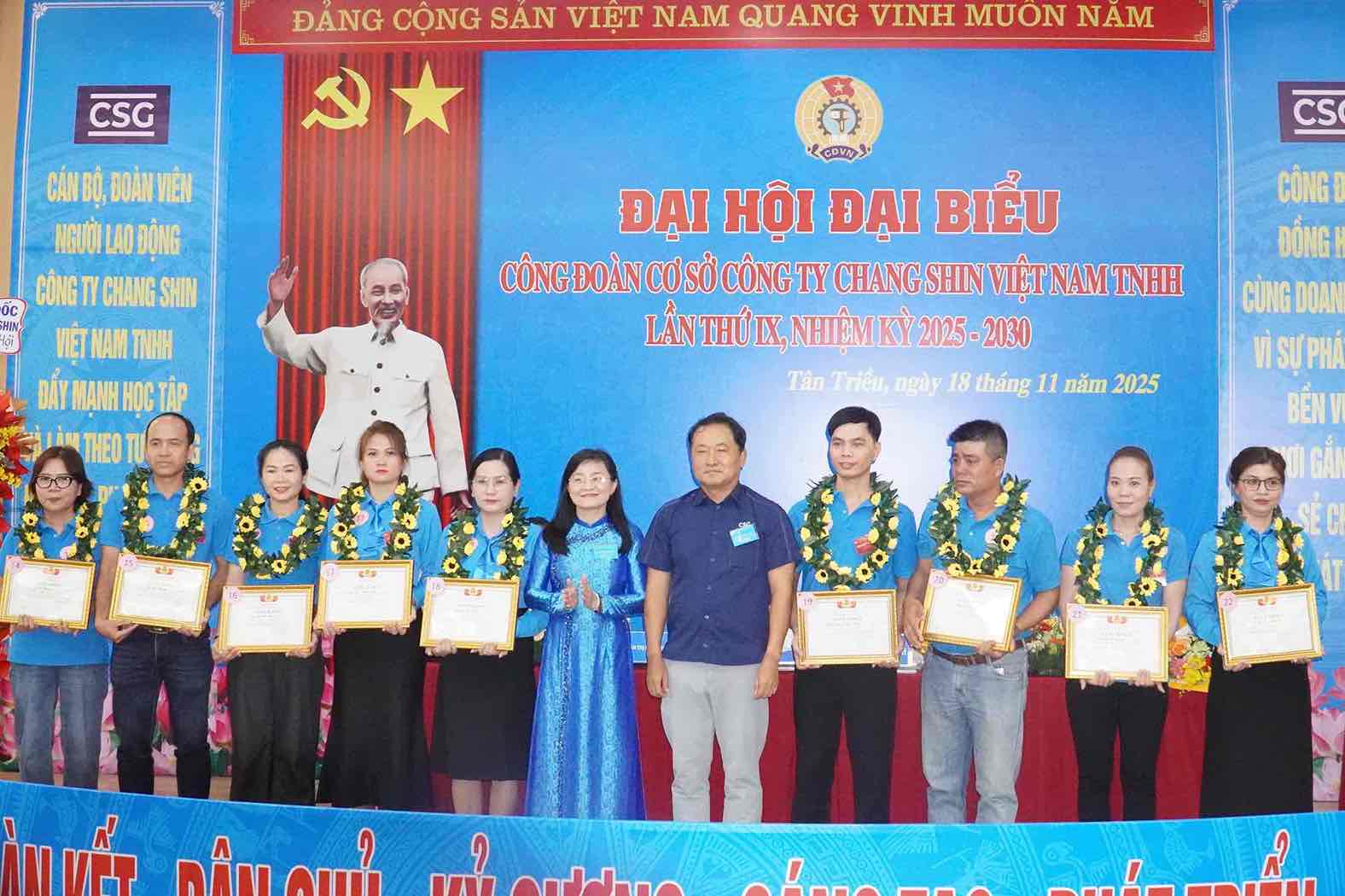 Đại diện lãnh đạo LĐLĐ tỉnh Đồng Nai và Ban giám đốc Công ty khen thưởng các cá nhân, tập thể. Ảnh: HAC