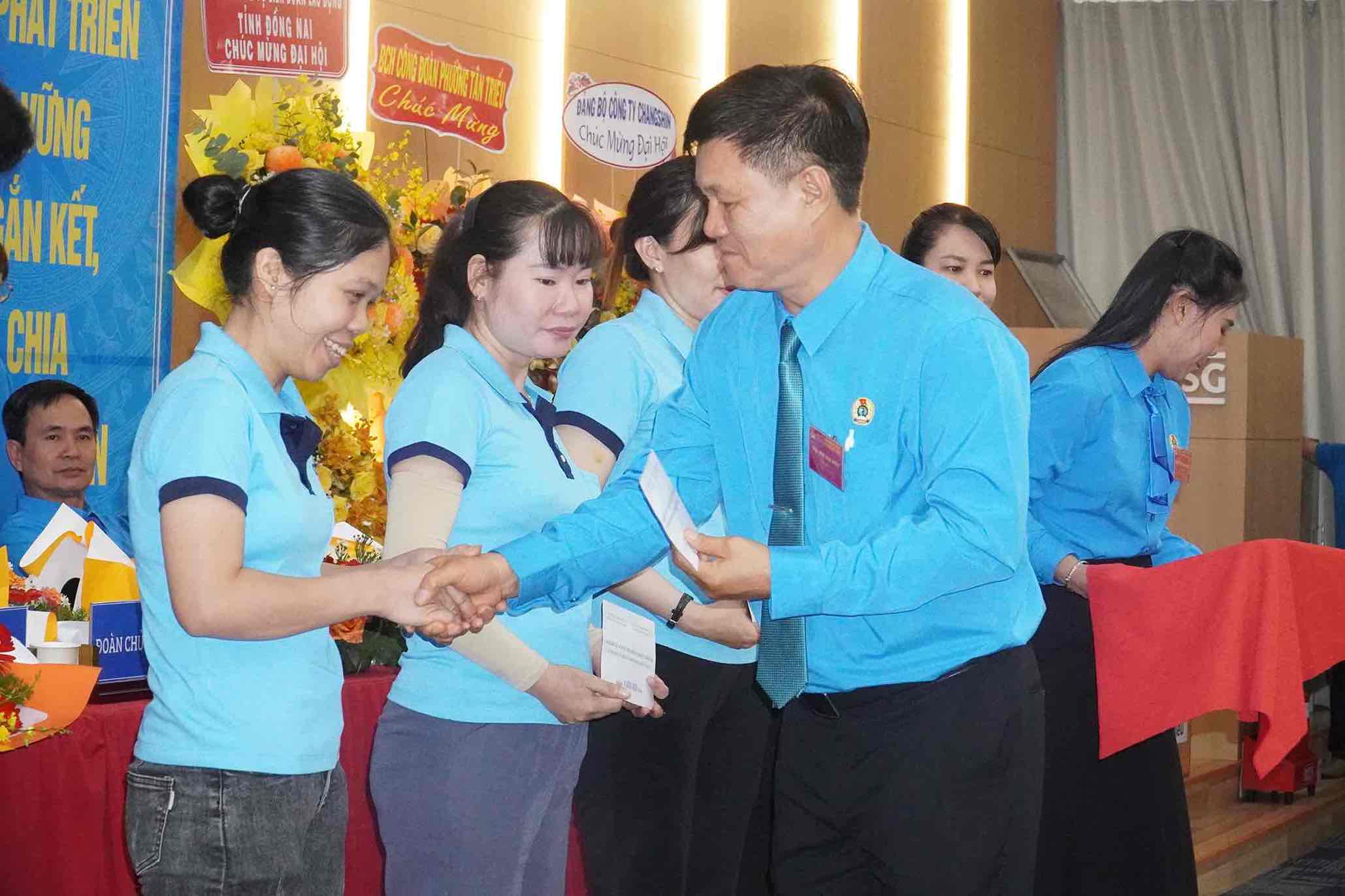 Ông Đặng Tuấn Tú trao hỗ trợ cho đoàn viên, người lao động có nhà bị ảnh hưởng bão