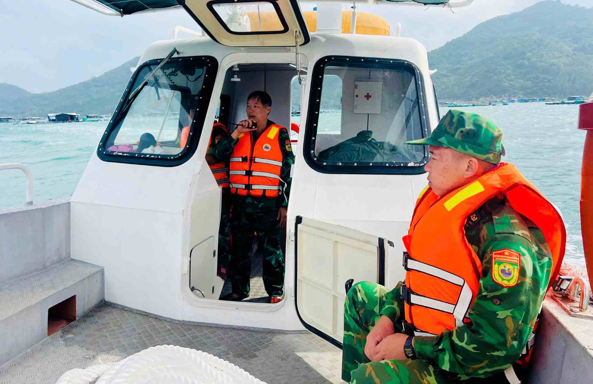 Bộ đội biên phòng vừa tuyên truyền, kêu gọi, vừa hỗ trợ dân ở Vũng Rô, Đắk Lắk (Phú Yên cũ) chủ động phòng tránh bão số 15. Ảnh: Văn Viễn