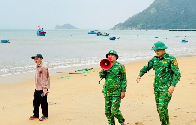 Bộ đội Biên phòng kêu gọi, hỗ trợ dân phòng tránh bão số 15