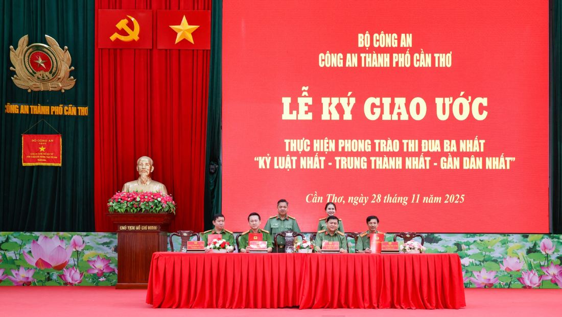 Các Cụm thi đua thuộc Công an TP ký giao ước thi đua tại buổi lễ. Ảnh: Công an Cần Thơ