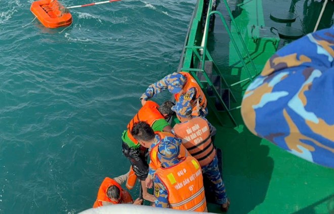 Kịp thời cứu 2 người trên tàu chở vật liệu bị chìm ở vùng biển Phú Quốc