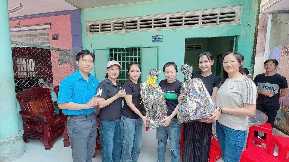 Công đoàn phối hợp Ban Giám đốc Công ty TNHH Giày Mega Surplus thăm hỏi và tặng quà cho đoàn viên. Ảnh: Hoàng Lộc