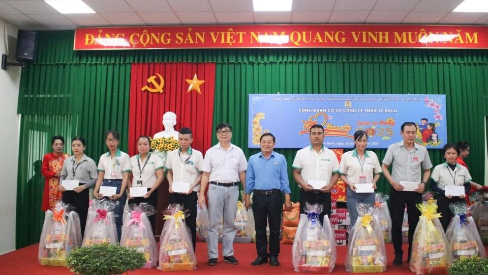 Ban Giám đốc và Công đoàn Công ty TNHH Tỷ Bách trao quà Tết cho công nhân có hoàn cảnh khó khăn. Ảnh: Hoàng Lộc