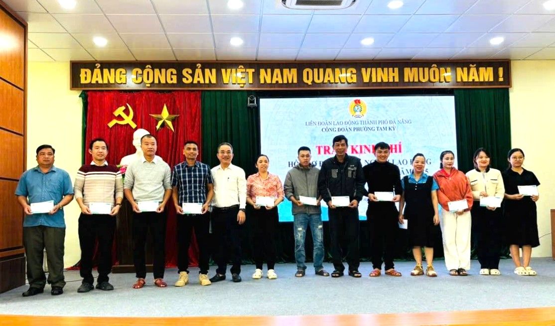 Gần 200 triệu đồng hỗ trợ người lao động Tam Kỳ, Đà Nẵng vượt qua khó khăn sau mưa lũ. Ảnh: Trường An