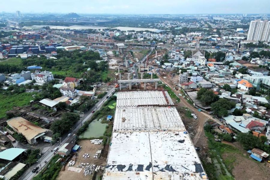 Trong ảnh là nút giao Tân Vạn - điểm kết thúc của dự án Vành đai 3 đoạn qua TP Thủ Đức (cũ) - cũng đang được các nhà thầu đẩy nhanh tiến độ thi công để cơ bản hoàn thành vào cuối năm nay.