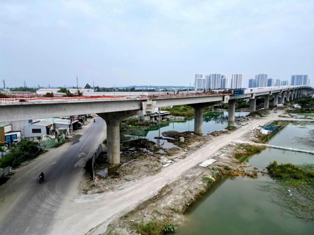 Hiện nay, tuyến này đã bước vào giai đoạn hoàn thiện, tập trung chủ yếu vào thảm nhựa mặt cầu, hạng mục then chốt nhằm kịp thời phục vụ thông xe kỹ thuật theo kế hoạch. Ảnh: Anh Tú