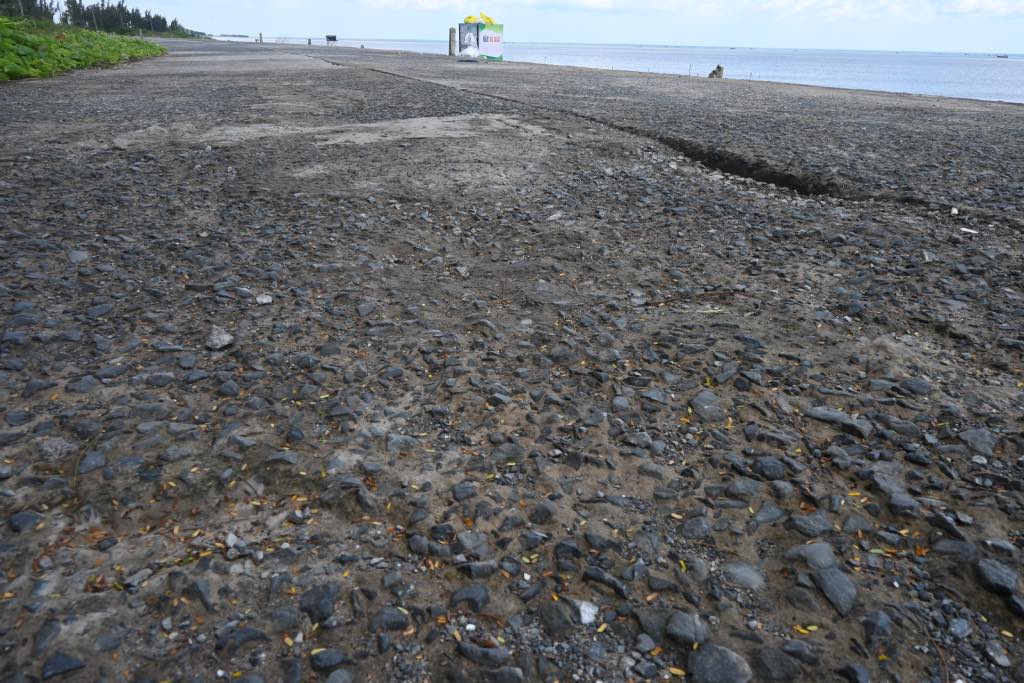 Còn hơn 6,8km đê giảm sóng chưa đầu tư nên khi vào mùa gió chướng, sóng biển đánh vào làm một số đoạn trên tuyến đê biển Gò Công bị xuống cấp. Ảnh: Thành Nhân