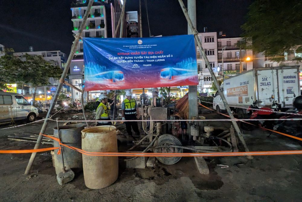 Công trường ga Lê Thị Riêng sáng đèn xuyên đêm, công nhân gấp rút thực hiện các mũi khoan thăm dò kỹ thuật. Ảnh: Anh Tú