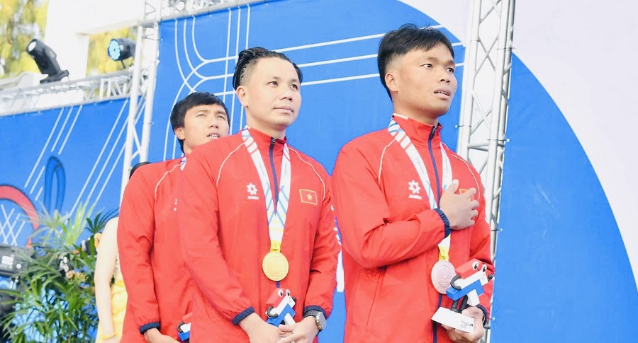 Võ Huỳnh Anh Khoa (giữa) là gương mặt đạt kết quả tốt của bơi người khuyết tật Việt Nam ở Thái Lan năm nay. Ảnh: Thái Dương