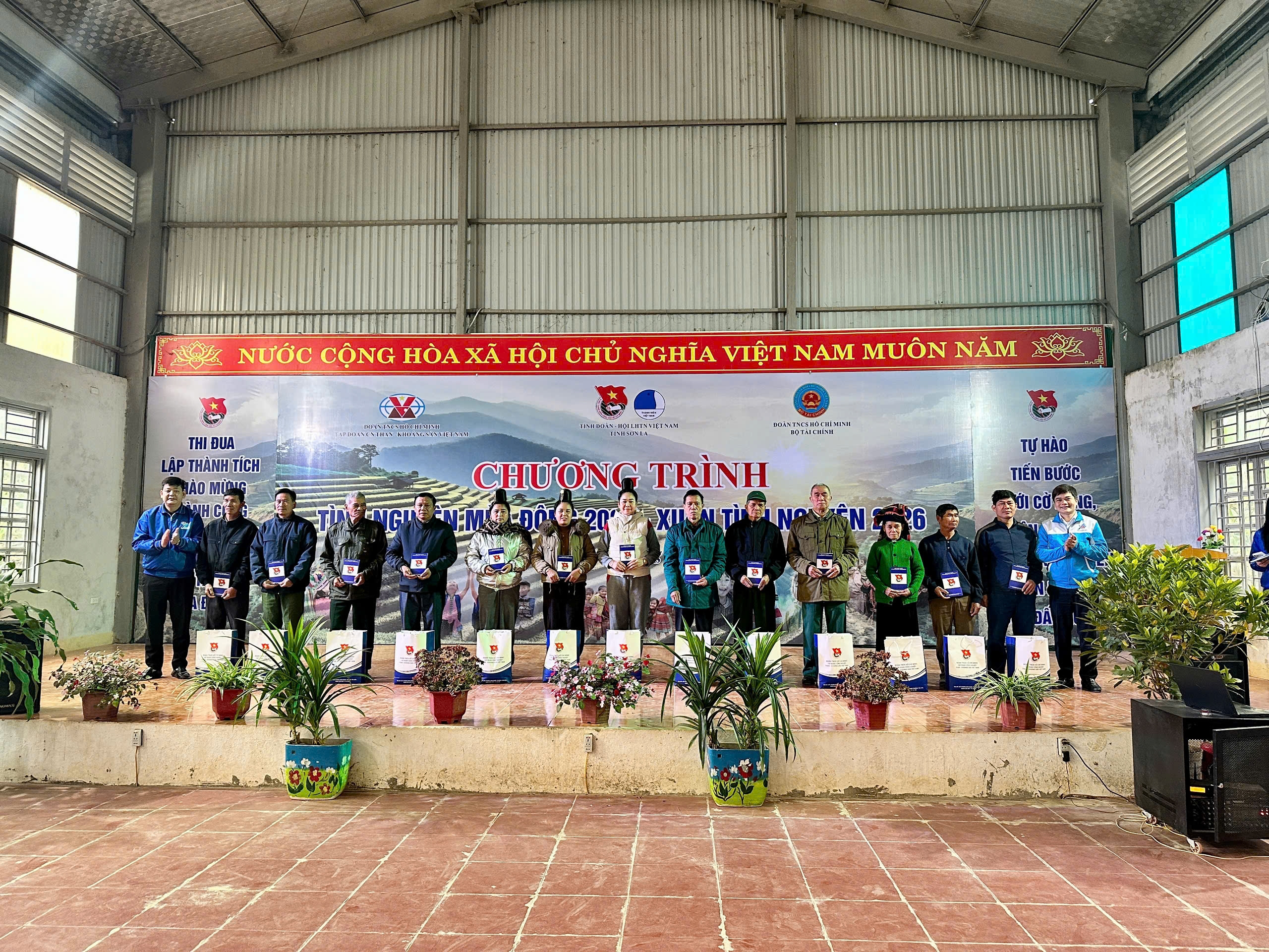 Tuổi trẻ ngành Tài chính chung tay sưởi ấm mùa đông vùng cao Sơn La