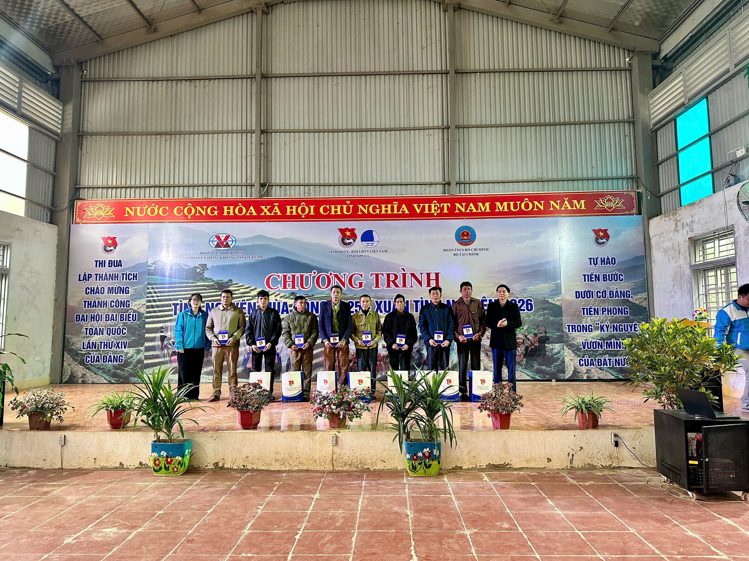 Tuổi trẻ ngành Tài chính chung tay sưởi ấm mùa đông vùng cao Sơn La