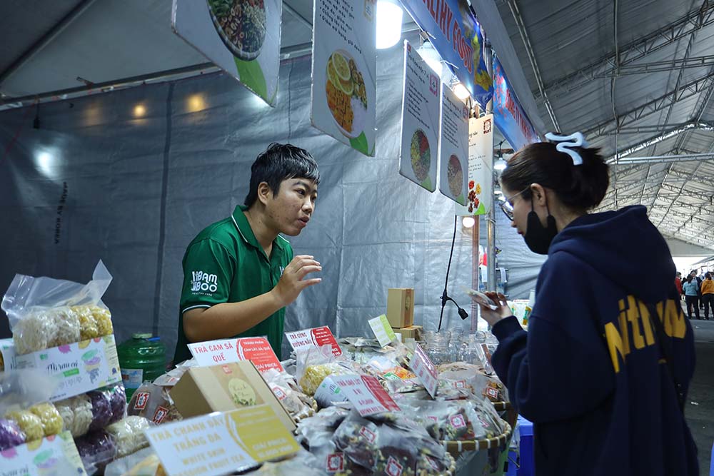 Hoạt động mua sắm, trải nghiệm tại các gian hàng phúc lợi công đoàn thu hút đông đảo đoàn viên, công nhân lao động tham gia trong khuôn khổ “Chợ Tết Công đoàn – Xuân 2026”. Ảnh: Thanh Vũ