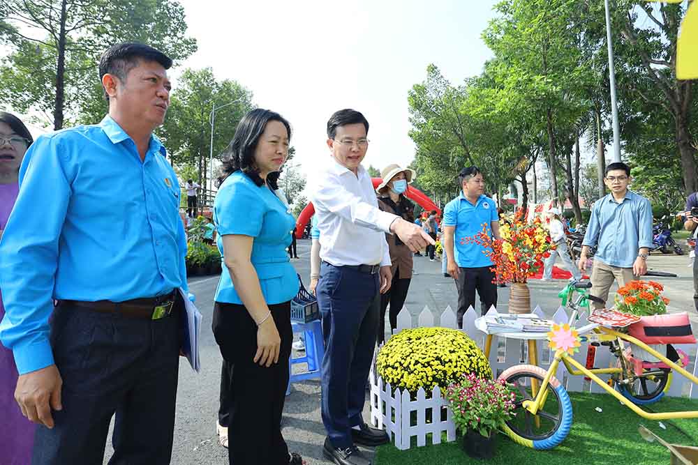 Lãnh đạo Tổng Liên đoàn Lao động Việt Nam, Mặt trận Tổ quốc Việt Nam tỉnh Tây Ninh và Liên đoàn Lao động tỉnh Tây Ninh tham quan các gian hàng. Ảnh: Thanh Vũ