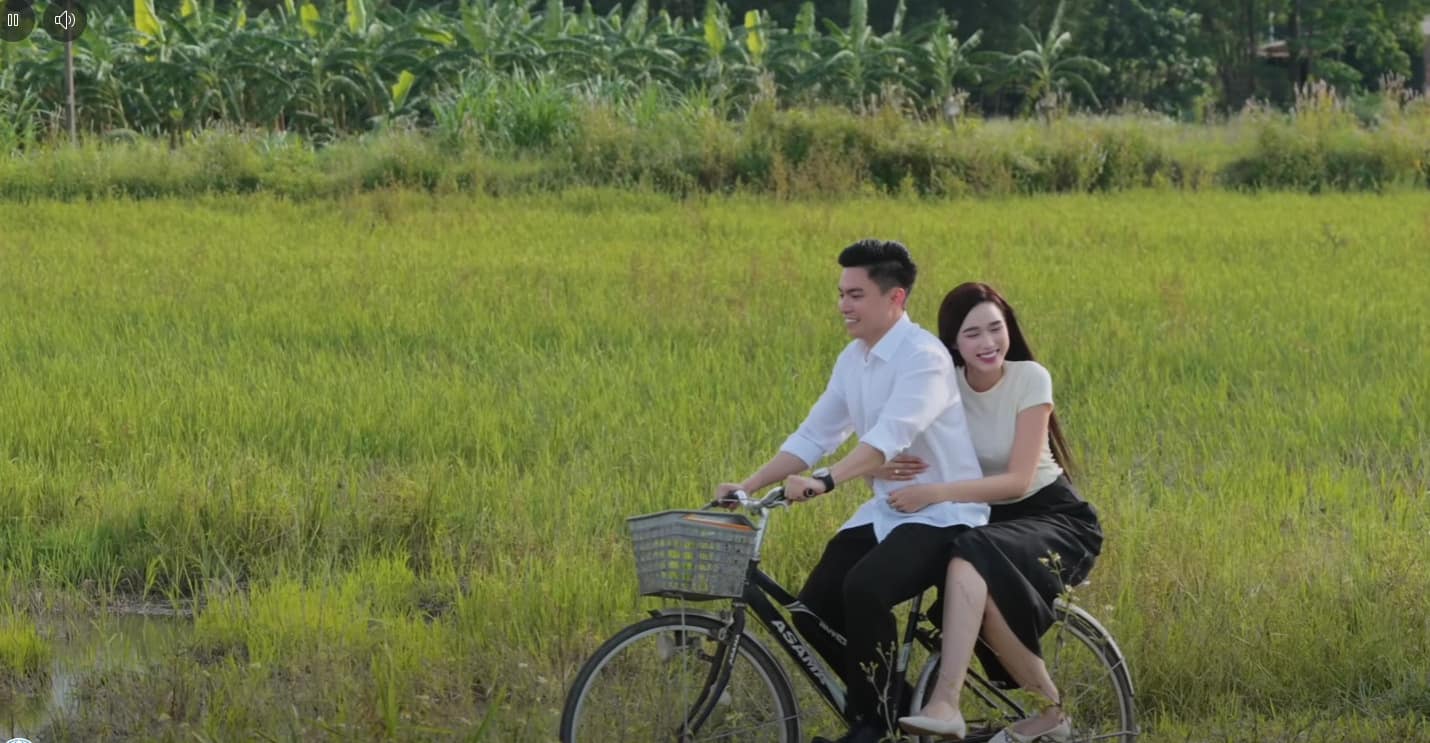 Hoa hậu Đỗ Thị Hà - con dâu Tập đoàn Sơn Hải được chồng chở trên chiếc xe đạp. Ảnh cắt từ video