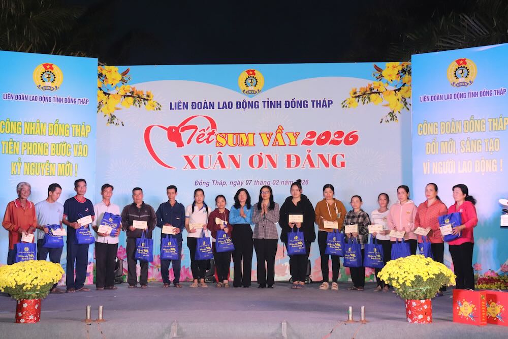 Lãnh đạo Ban Tuyên giáo và Dân vận Tỉnh uỷ tỉnh và Liên đoàn Lao động tỉnh trao quà Tết cho công nhân lao động có hoàn cảnh khó khăn đang làm việc tại các doanh nghiệp trong Khu công nghiệp Sa Đéc. Ảnh: Lưu Hùng.