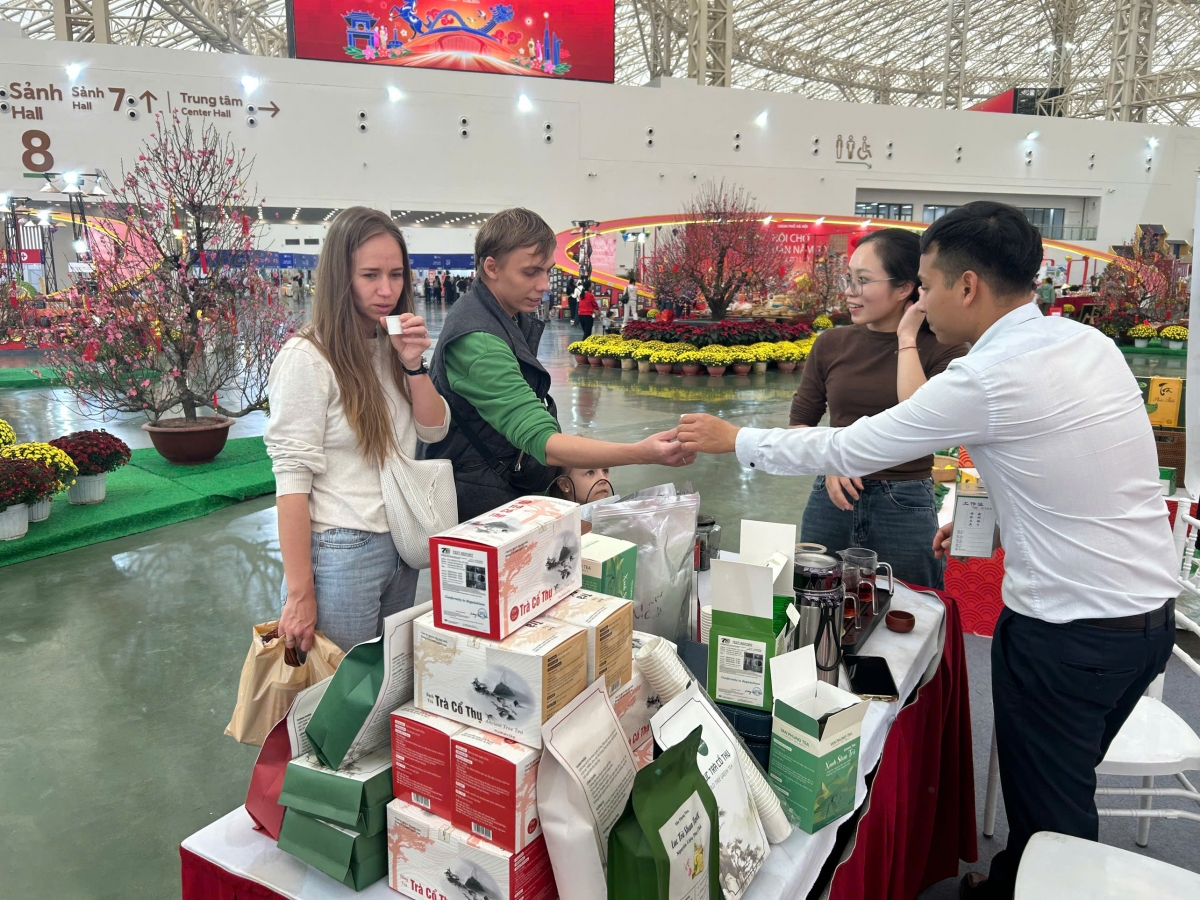 Du khách nước ngoài tham quan, mua sắm tại Hội chợ Mùa Xuân. Du khách nước ngoài tham quan, mua sắm tại Hội chợ Mùa Xuân.