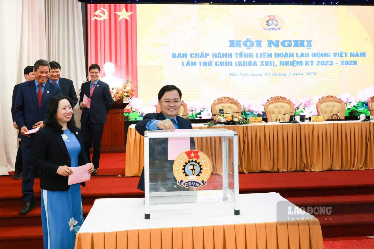 Các đại biểu tiến hành bầu đồng chí Nguyễn Anh Tuấn vào Ủy viên Đoàn Chủ tịch Tổng LĐLĐVN. Ảnh: Hải Nguyễn