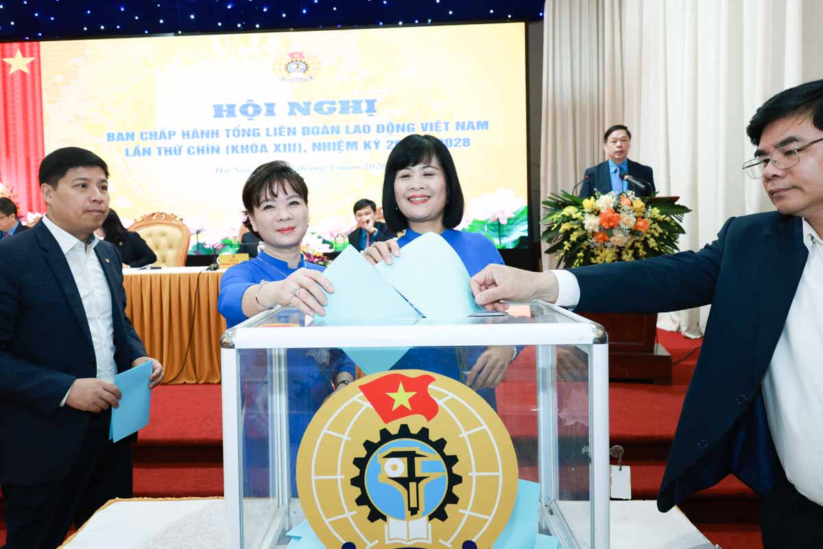 Các đại biểu tiến hành bầu đồng chí Nguyễn Anh Tuấn vào Ban Chấp hành Tổng LĐLĐVN lần thứ 9 (khóa XIII). Ảnh: Hải Nguyễn