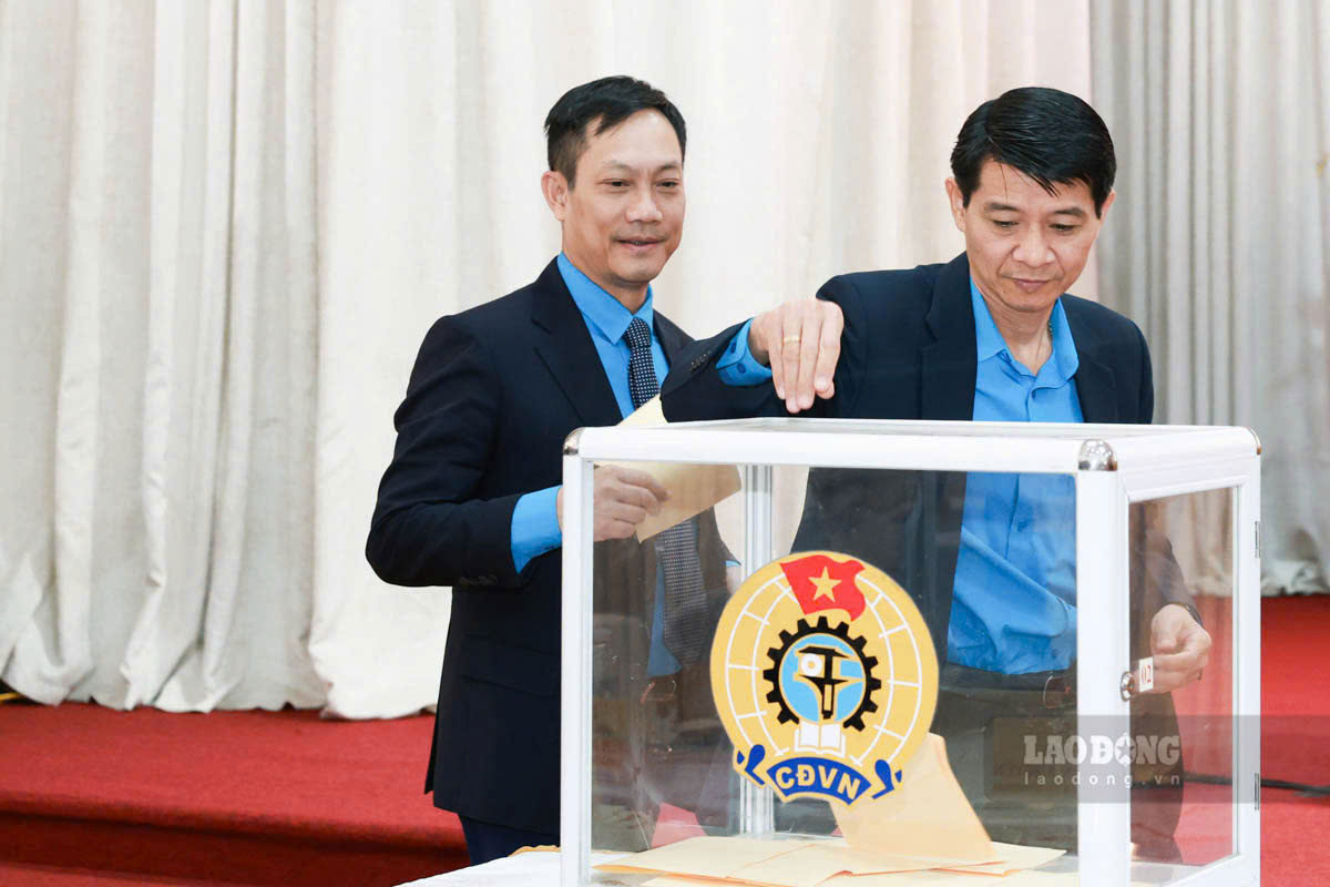 Các đại biểu bỏ phiếu bầu Chủ tịch Tổng LĐLĐVN. Ảnh: Hải Nguyễn