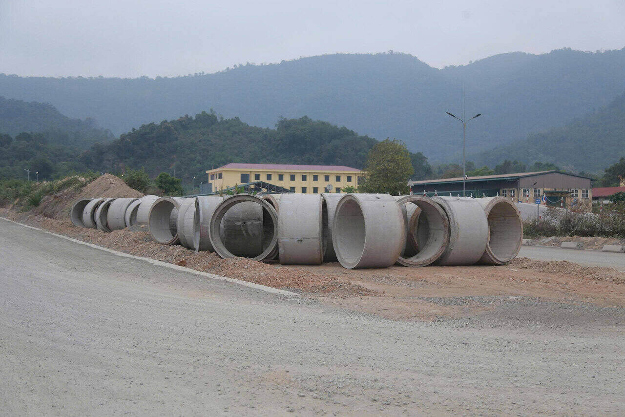 Ngổn ngang vật liệu tại dự án. Ảnh: Minh Nguyễn