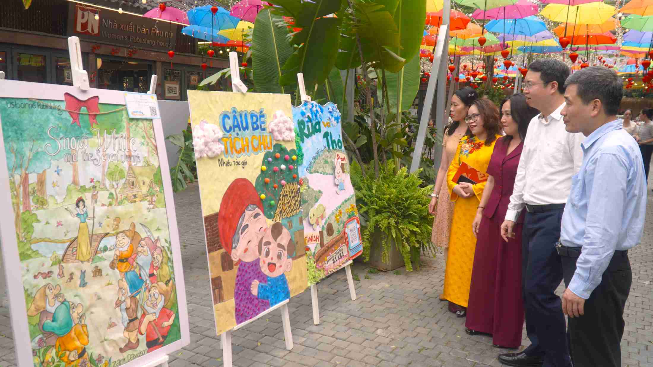 Các đại biểu tham quan trưng bày sách hưởng ứng Ngày hội tại Phố sách Hà Nội. Ảnh: Minh Vũ