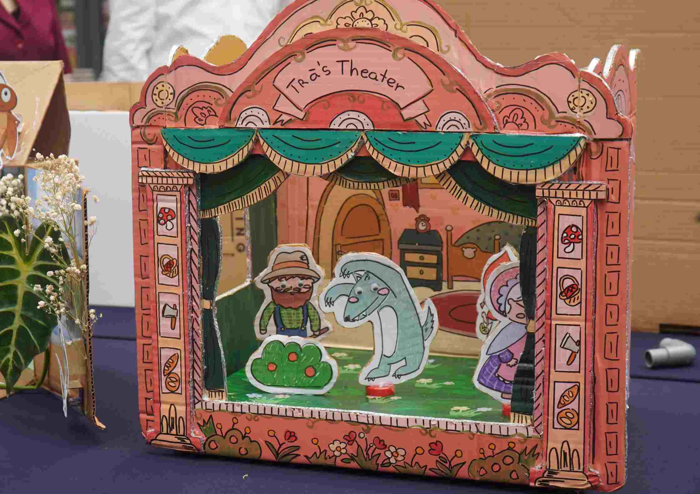 Các sản phẩm của các em học sinh được trưng bày tại Phố Sách. Ảnh: Minh Vũ