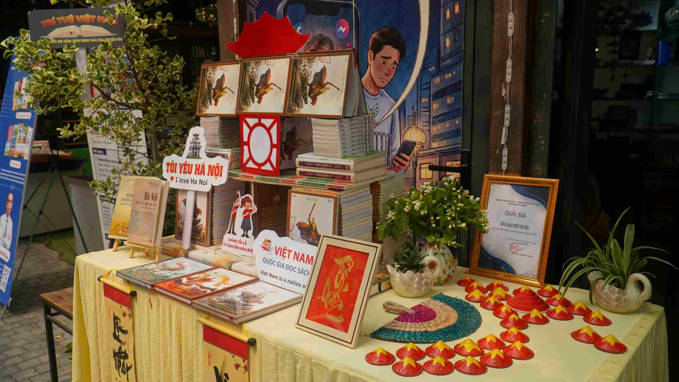 Giải nhì thuộc về Nhà sách Thái Hà với Mô hình “Rồng vàng bay lên” và giải ba cho mô hình xếp sách nghệ thuật của Nhà xuất bản Hà Nội. Ảnh: Minh Vũ