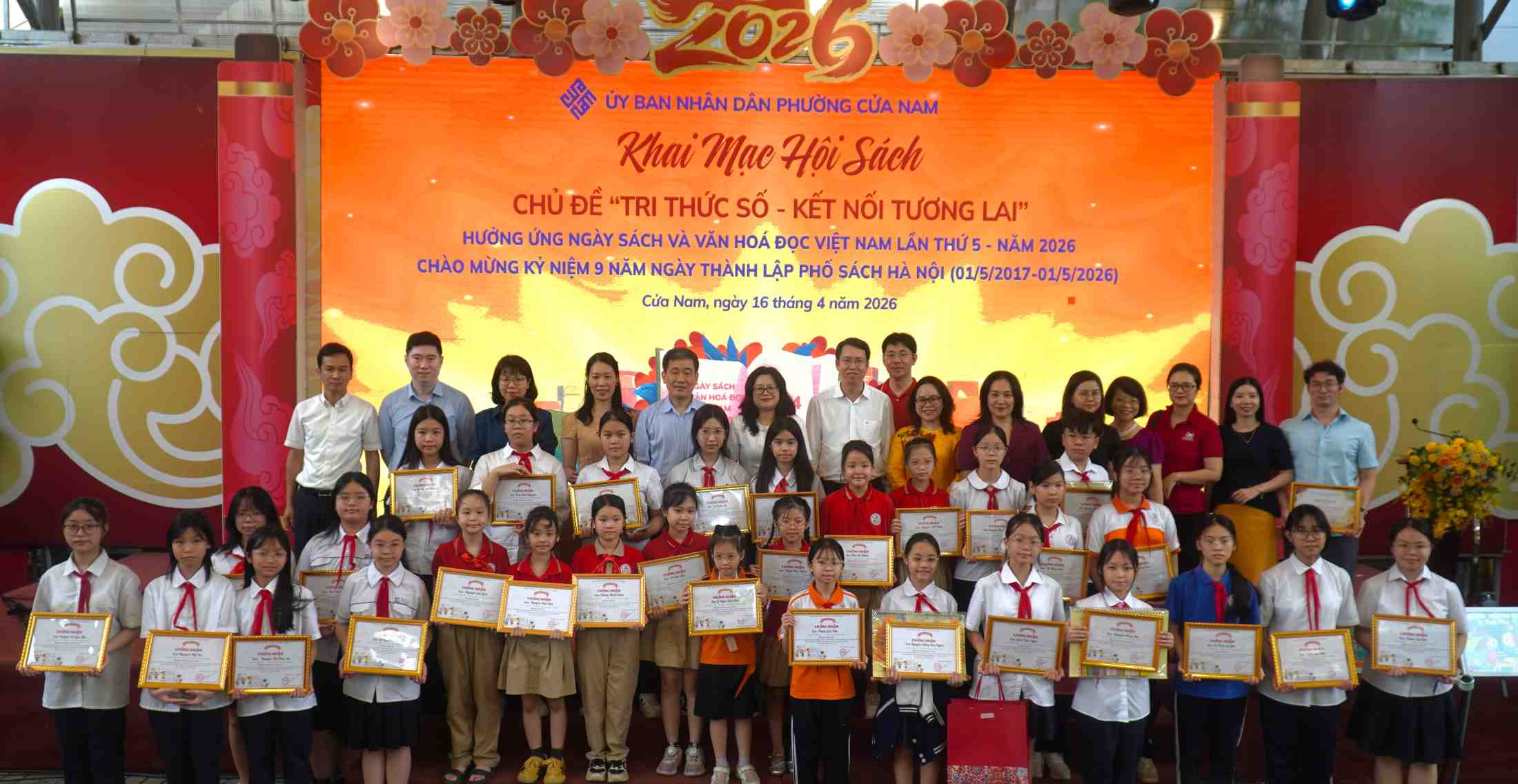 Lãnh đạo phường Cửa Nam chụp ảnh cùng các đơn vị, Nhà sách, Nhà xuất bản và các em học sinh đạt giải thưởng. Ảnh: Minh Vũ