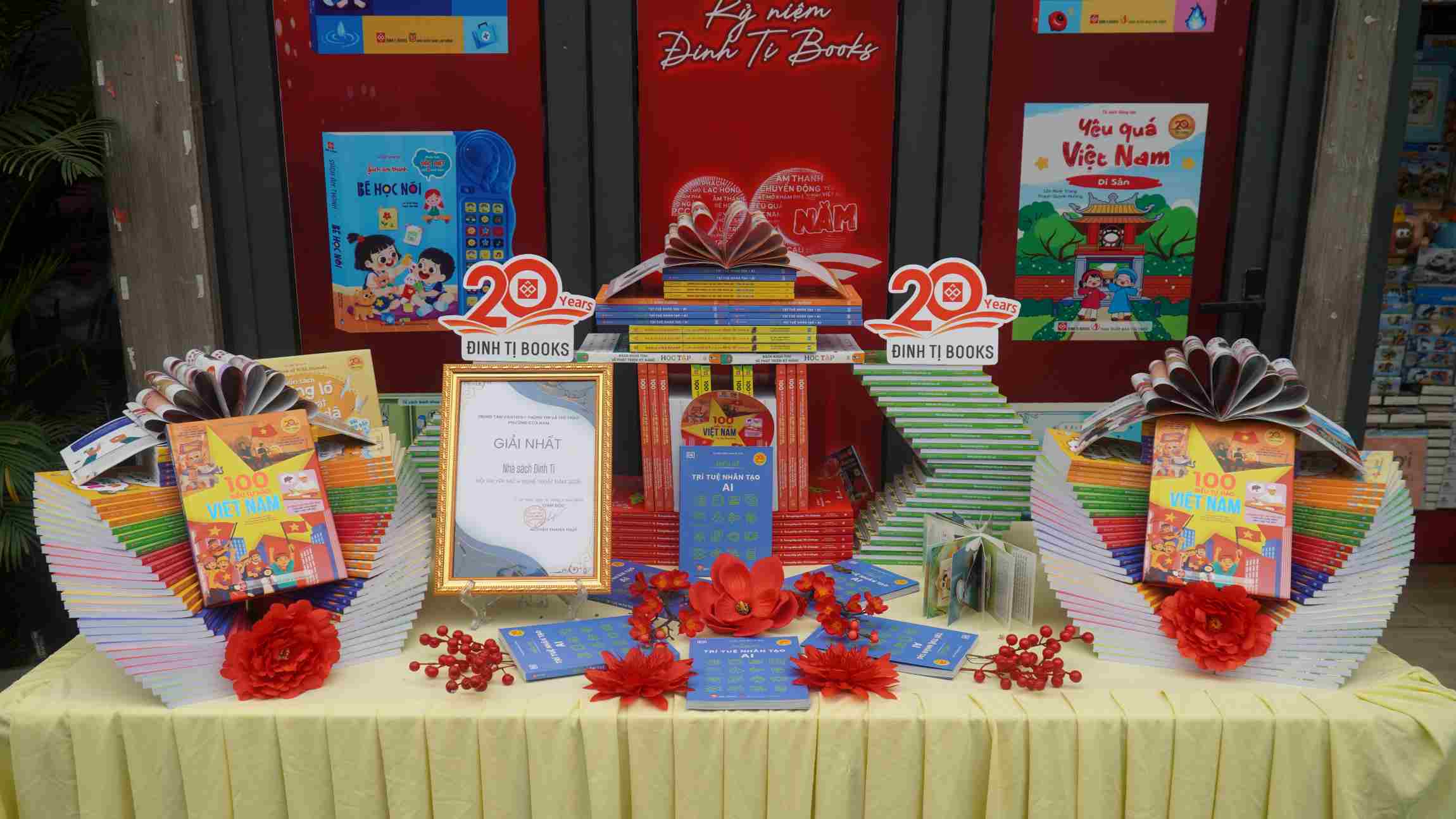 Giải nhất cuộc thi “Xếp sách nghệ thuật” thuộc về nhà sách Đinh Tị. Ảnh: Minh Vũ