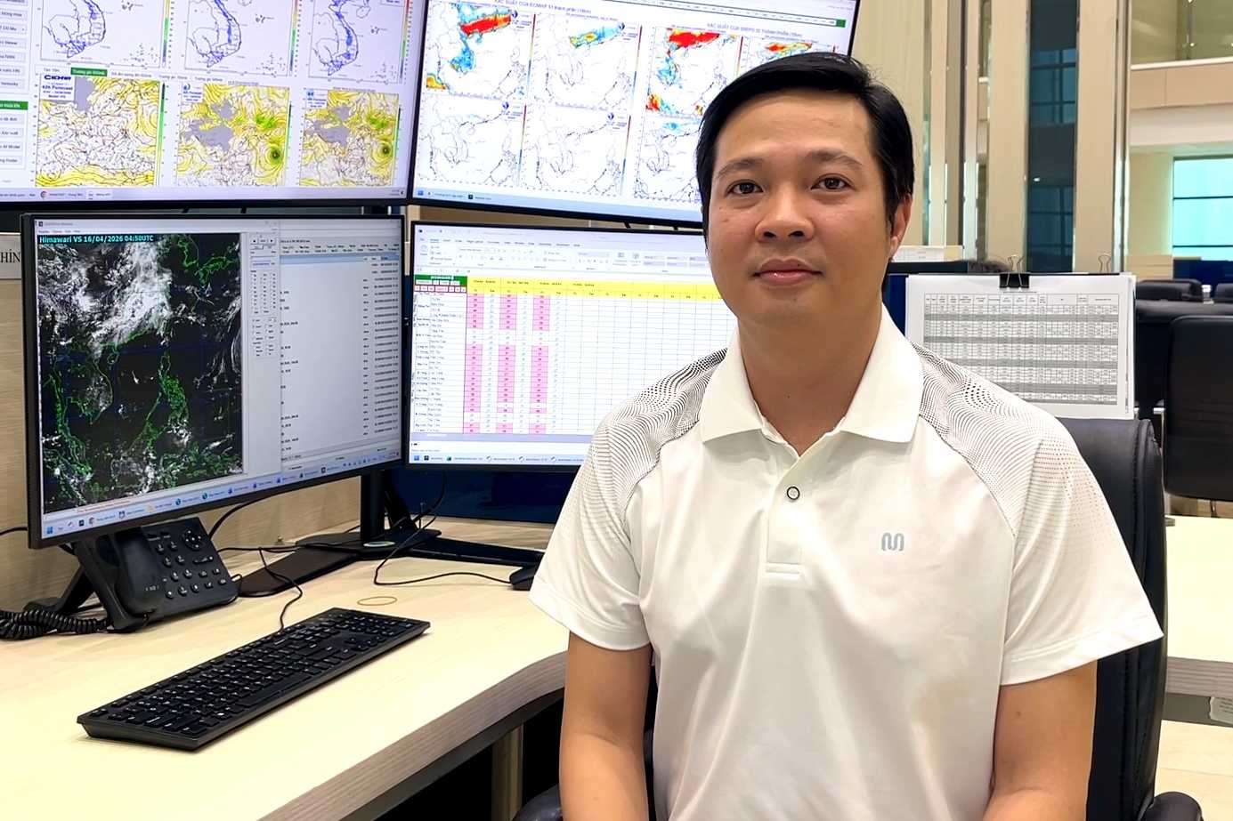 Ông Vũ Tuấn Anh cảnh báo nguy cơ xuất hiện các hiện tượng nguy hiểm đi kèm mưa dông trong ngày 17.4 ở miền Bắc. Ảnh: Quỳnh Hương