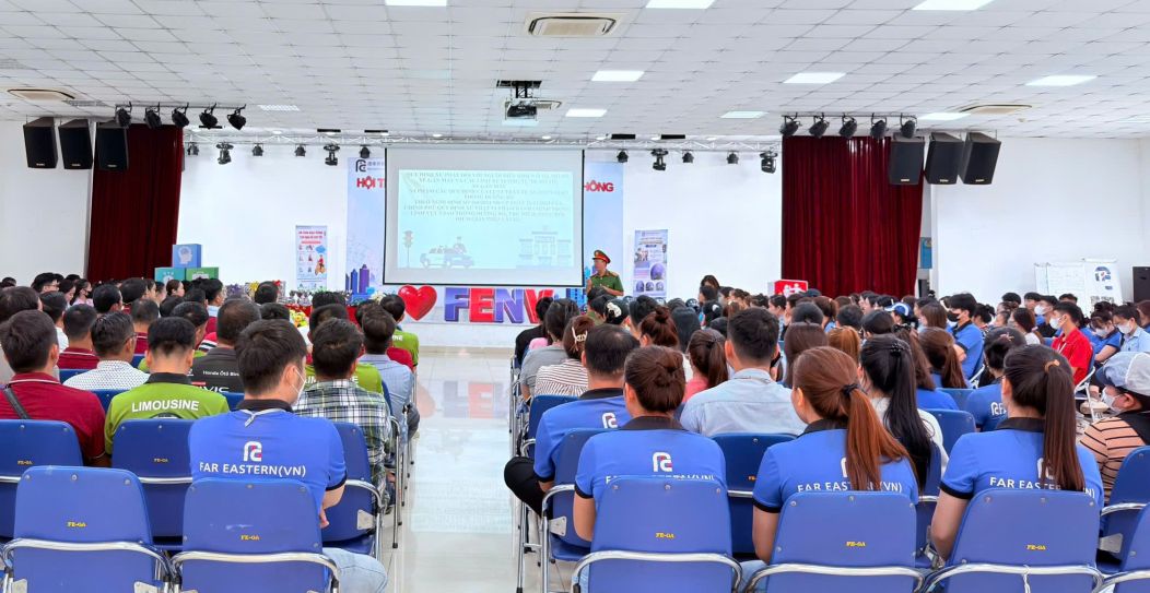 Công ty phối hợp với cơ quan công an tổ chức tuyên truyền an toàn giao thông cho người lao động. Ảnh: CĐCS cung cấp