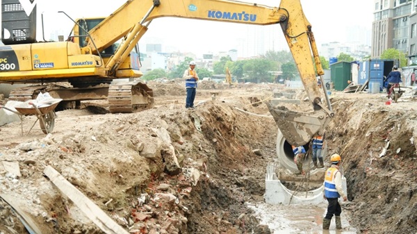 Thi công lắp đặt hệ thống cống. Ảnh: Hải Lê