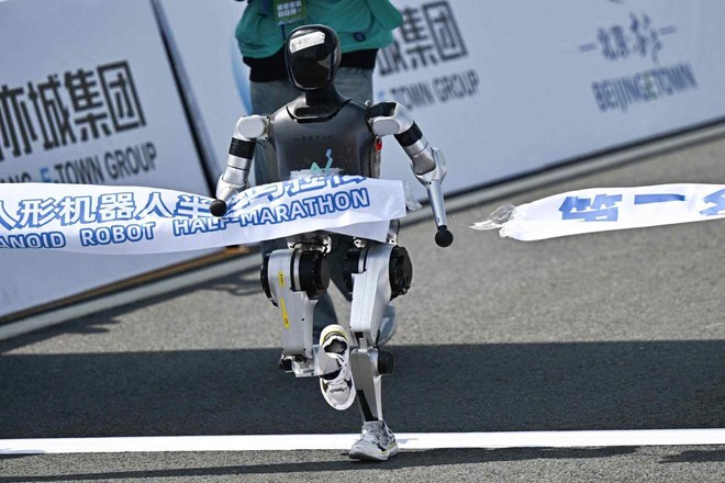 Trung Quốc: Robot hình người phá kỷ lục marathon của con người