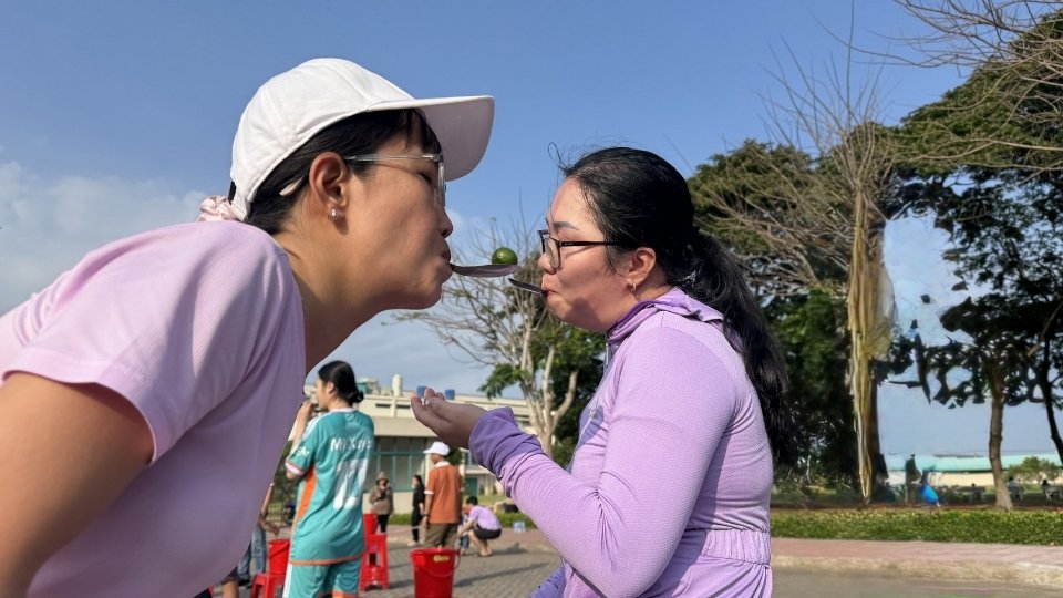 Công nhân tham gia trò chơi tập thể trong tinh thần đoàn kết. Ảnh: Hoàng Lộc