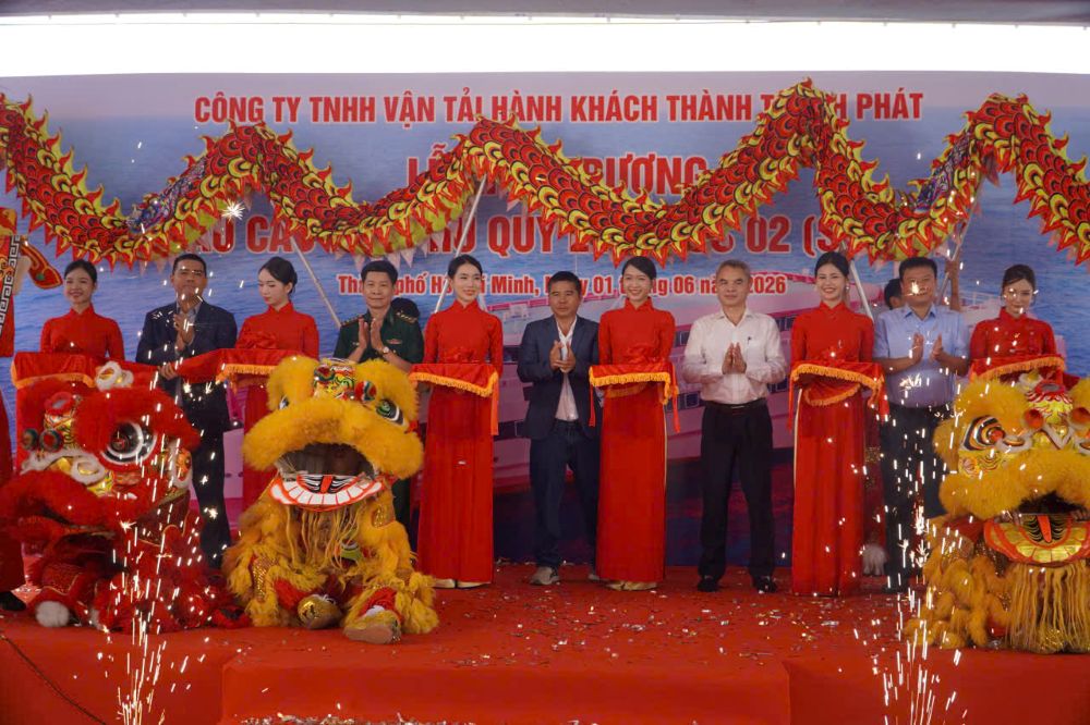 Các đại biểu thực hiện nghi thức cắt băng khai trương tàu cao tốc khai thác tuyến TPHCM đi Côn Đảo