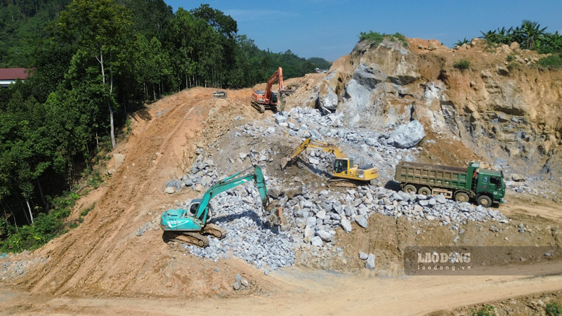 Đảm bảo an toàn lao động, hạn chế thi công giữa nắng nóng cao điểm. Ảnh: Đinh Đại