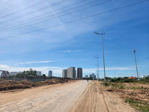 Đổ phế thải trái phép làm chậm tiến độ Vành đai 4. Ảnh: Minh Hạnh