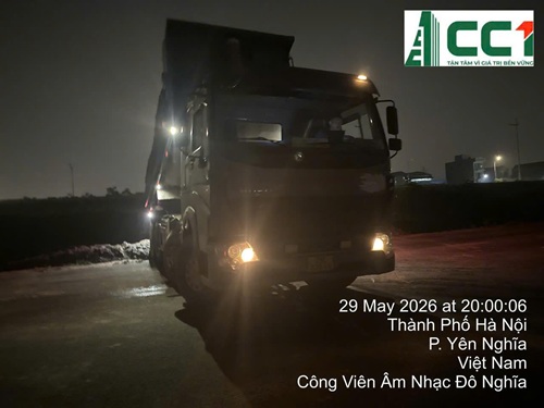 Một phương tiện đổ trộm phế thải về đêm được đơn vị thi công Vành đai 4 ghi lại. Ảnh: Văn Kính